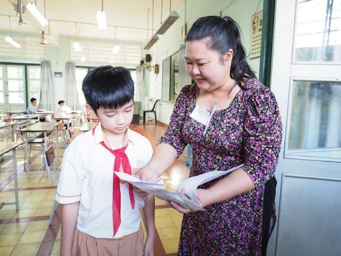  Cán bộ coi thi đọc tên thí sinh vào phòng. Ảnh: THU TÂM 