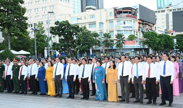  Đoàn đại biểu Thành ủy - HĐND - UBND - Ủy ban MTTQ Việt Nam TPHCM dâng hoa tưởng nhớ Chủ tịch Hồ Chí Minh. Ảnh: VIỆT DŨNG 