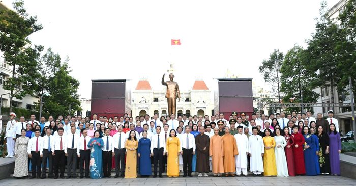  Đoàn đại biểu Thành ủy - HĐND - UBND - Ủy ban MTTQ Việt Nam TPHCM dâng hoa tưởng nhớ Chủ tịch Hồ Chí Minh. Ảnh: VIỆT DŨNG 
