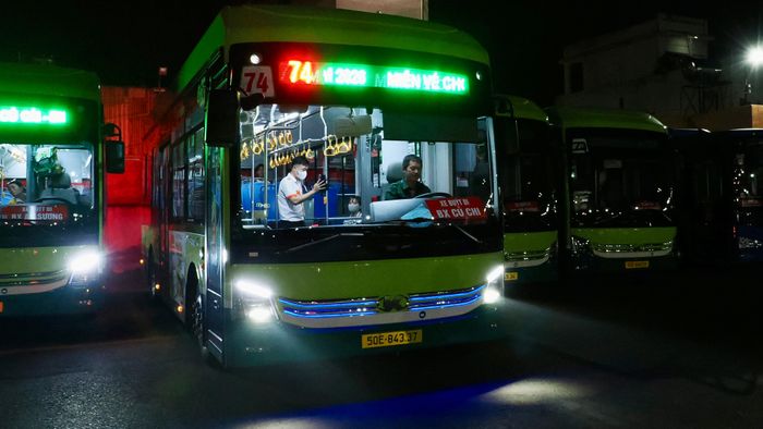  Chuyến xe buýt miễn phí đầu tiên do tài xế Phạm Ngọc Thạch và nhân viên phục vụ Huỳnh Hồng Phúc thực hiện xuất phát từ Bến xe buýt Củ Chi lúc 3 giờ 30 phút. Ảnh: HOÀNG HÙNG 