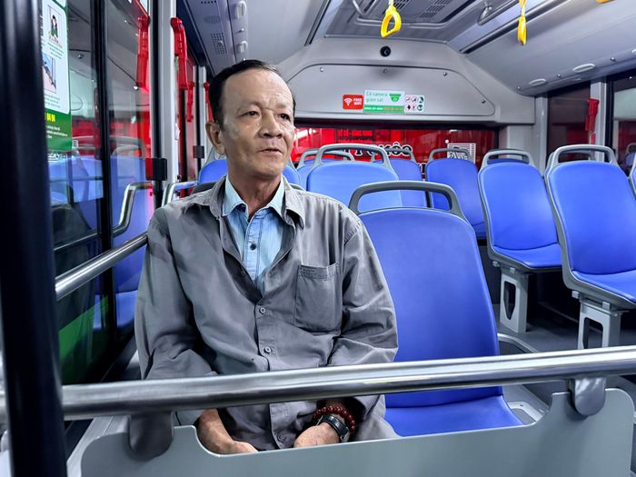  Ông Nguyễn Thanh Hải đi chuyến xe buýt miễn phí đầu tiên từ Bến xe buýt Củ Chi đến khu vực Hàng Xanh bán hàng. Ảnh: HOÀNG HÙNG 
