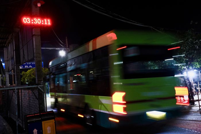  Đồng hồ điểm 3 giờ 30 phút, chuyến xe buýt miễn phí đầu tiên, tuyến 74, biển số 50E-843.37, xuất phát từ Bến xe buýt Củ Chi, mở đầu ngày đầu tiên TPHCM triển khai chính sách miễn phí xe buýt. Ảnh: HOÀNG HÙNG 