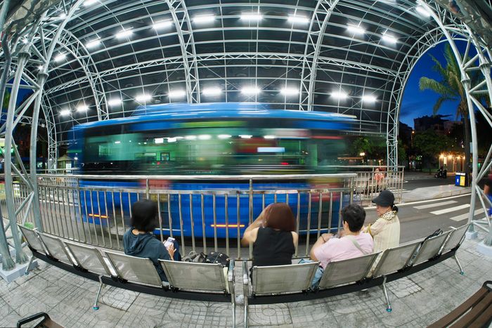  Người dân hào hứng chờ đón những chuyến xe buýt miễn phí tại Bến xe buýt Công viên 23 Tháng 9 trong ngày đầu tiên TPHCM triển khai chính sách miễn phí xe buýt. Ảnh: HOÀNG HÙNG 