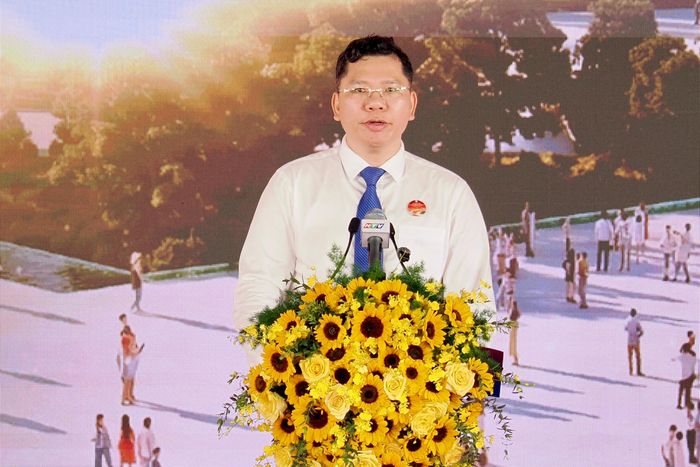 Phó Chủ tịch UBND TPHCM Hoàng Nguyên Dinh phát biểu tại lễ khởi công. Ảnh: HOÀNG HÙNG