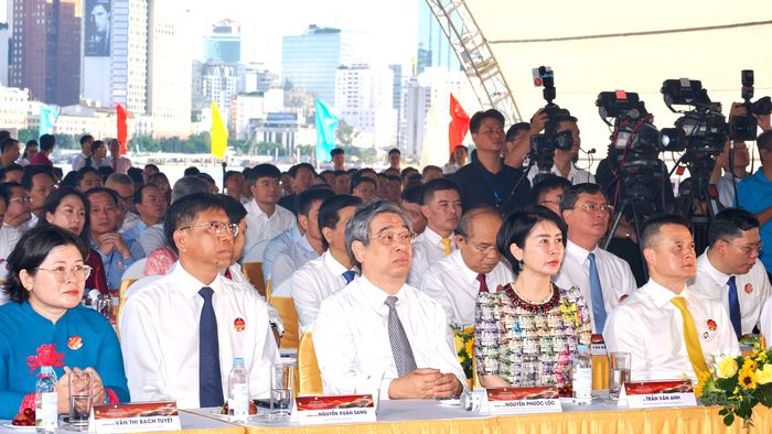 Các đại biểu tham dự lễ khởi công các công trình, dự án trọng điểm tại Công viên Bến Nhà Rồng, phường Xóm Chiếu, TPHCM, sáng 1-7-2026. Ảnh: HOÀNG HÙNG