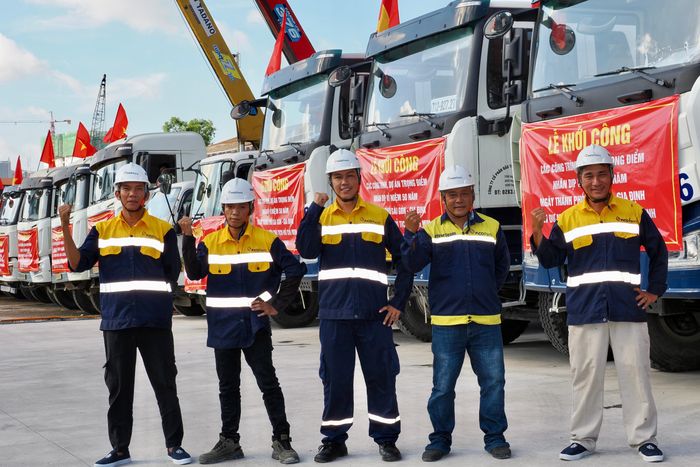 Công nhân thể hiện quyết tâm triển khai thi công các công trình, dự án trọng điểm sau lễ khởi công, sáng 1-7-2026. Ảnh: HOÀNG HÙNG