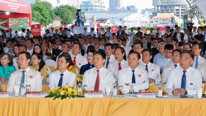 Các đại biểu dự lễ khởi công các công trình, dự án trọng điểm tại Công viên Bến Nhà Rồng, phường Xóm Chiếu, TPHCM, sáng 1-7-2026. Ảnh: HOÀNG HÙNG