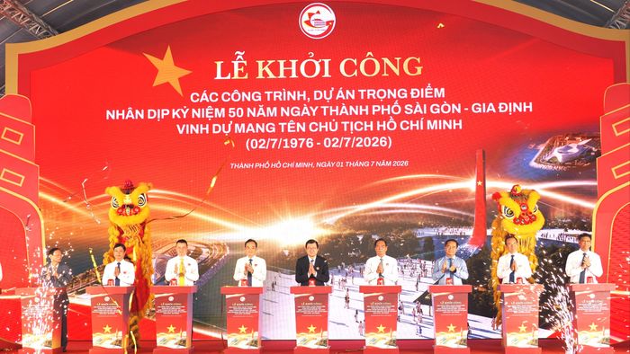 Các đại biểu thực hiện nghi thức khởi công các công trình, dự án trọng điểm chào mừng dịp kỷ niệm 50 năm thành phố mang tên Bác. Ảnh: HOÀNG HÙNG