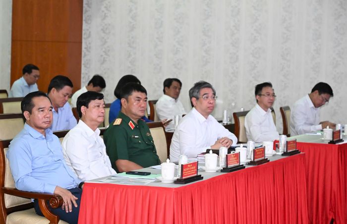 Thường trực Thành ủy TPHCM cùng đại biểu dự hội nghị tại điểm cầu TPHCM. Ảnh: VIỆT DŨNG
