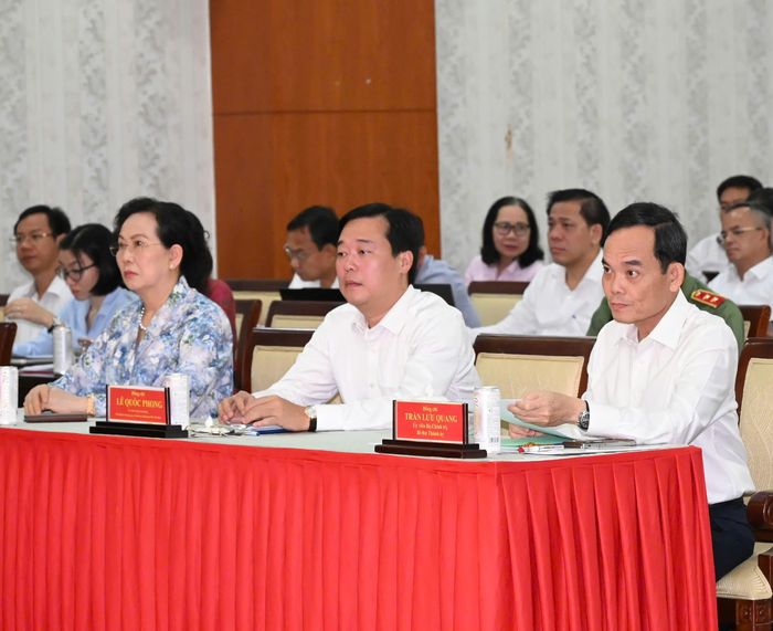 Bí thư Thành ủy TPHCM Trần Lưu Quang cùng các đại biểu dự hội nghị tại điểm cầu TPHCM. Ảnh: VIỆT DŨNG