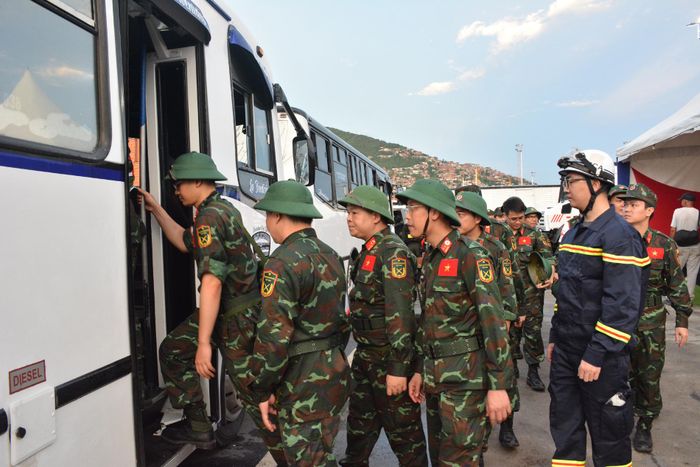 Các thành viên đoàn Việt Nam cơ động từ nơi đóng quân ra khu vực thực hiện nhiệm vụ. Ảnh: BQP