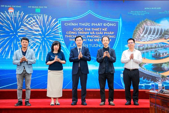 Các đại biểu thực hiện nghi thức phát động cuộc thi. Ảnh: DIỆP HƯƠNG