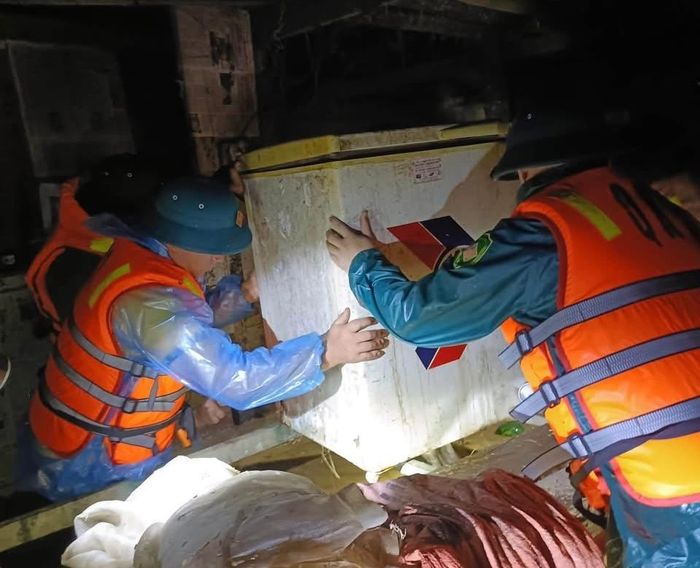  Lực lượng dân quân xã Xuân Trường (tỉnh Cao Bằng) khẩn trương hỗ trợ nhân dân sơ tán đồ đạc trong đêm mưa lớn 30-6 đến 1-7. Ảnh: BCHQS TỈNH CAO BẰNG 
