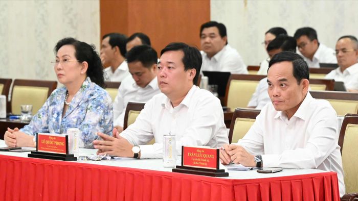 Bí thư Thành ủy TPHCM Trần Lưu Quang cùng các đại biểu dự hội nghị tại điểm cầu TPHCM. Ảnh: VIỆT DŨNG