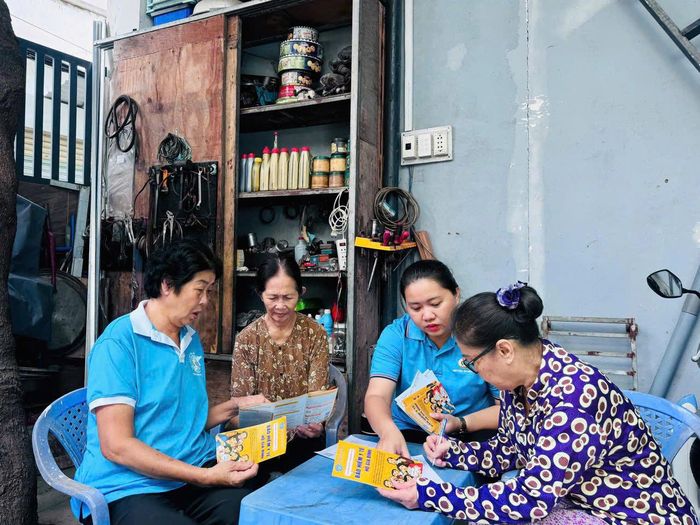  Chuyên viên BHXH tư vấn chính sách BHXH, BHYT đến người dân 