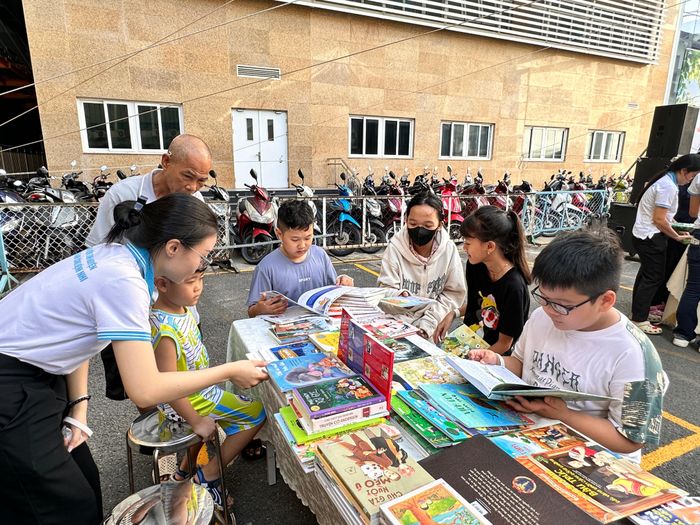 Các em nhỏ hào hứng tham gia vẽ tranh và đọc sách tại chương trình. Ảnh: HỒ SƠN