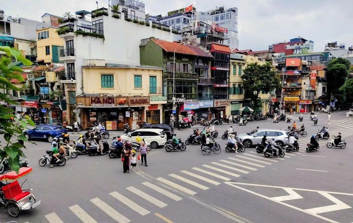  Lượng phương tiện lưu thông ở khu vực trung tâm Hà Nội vẫn chủ yếu là xe máy, ô tô chạy xăng. Ảnh: NGUYỄN QUỐC 