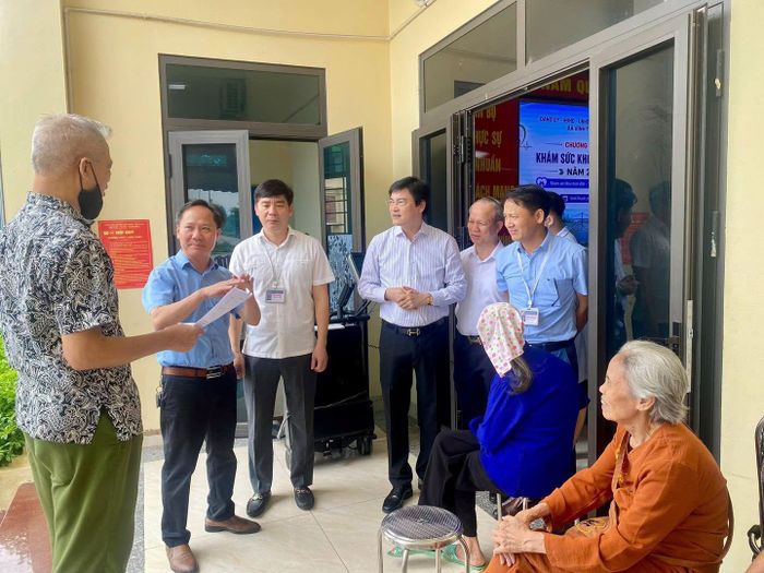 Lãnh đạo Sở Y tế Hà Nội và chính quyền xã Vĩnh Thanh kiểm tra công tác khám sức khỏe cho người dân xã Vĩnh Thanh. Ảnh: Sở Y tế Hà Nội