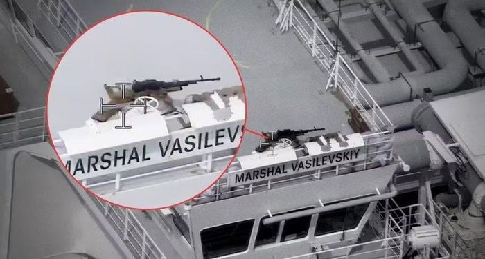 Hình ảnh cận cảnh một trong những khẩu súng máy hạng nặng trên cầu của tàu Marshal Vasilevskiy . PPA/Delfi Estonia.