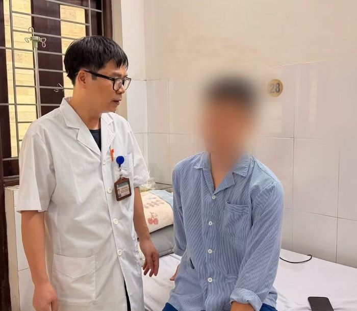 Bác sĩ tư vấn cho bệnh trước khi ra viện - Ảnh BVCC