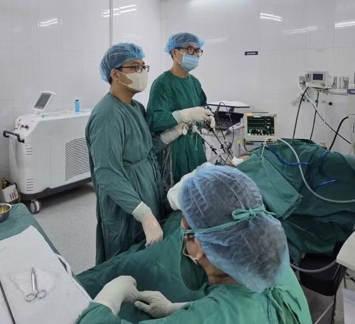 Ê-kíp phẫu thuật cho bệnh nhân - Ảnh BVCC