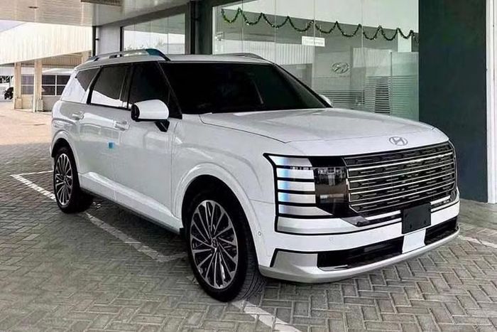 Hai chiếc Hyundai Palisade 2026 mới xuất hiện tại Việt Nam, cho thấy mẫu SUV này nhiều khả năng sẽ được phân phối với ít nhất 2 phiên bản. Cả hai chiếc đều những sự khác biệt về mặt trang bị. Chiếc đầu tiên dùng mâm đa chấu 21 inch, trong khi chiếc còn lại chỉ dùng mâm 5 chấu 20 inch. Đối chiếu với thị trường quốc tế, khả năng cao sẽ có phiên bản cao cấp.
