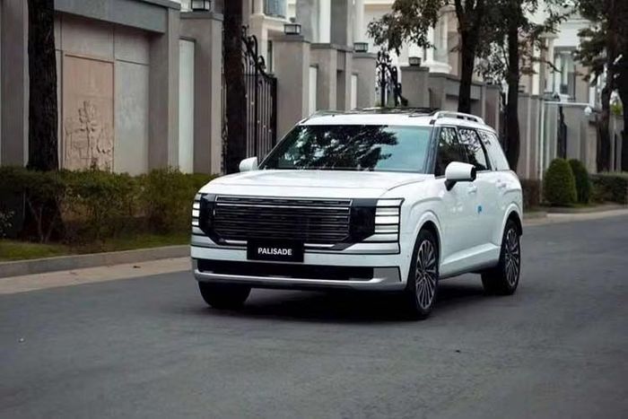 Với loạt nâng cấp cùng việc bổ sung công nghệ hybrid, giá bán của Palisade 2026 mới được dự báo sẽ nhỉnh hơn so với trước. Theo thông tin ban đầu từ giới tư vấn bán hàng, mẫu xe Hàn này sẽ có 3 phiên bản. Bản hybrid là cấu hình cao nhất, được phía đại lý hé lộ có giá tạm tính khoảng hơn 2,1 tỷ đồng, trong khi bản máy xăng có giá dự kiến từ hơn 1,7 tỷ đồng.
