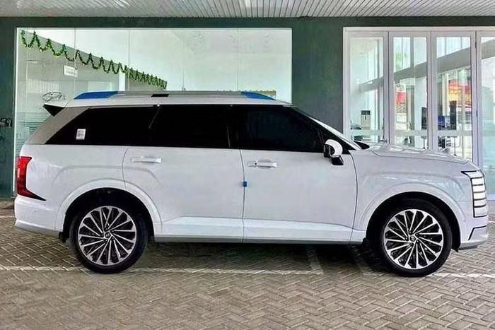 Hiện chưa có thông tin về cấu hình trang bị của xe. Tuy nhiên trong bối cảnh phiên bản máy dầu đã bị khai tử trên toàn cầu, mẫu Palisade 2026 mới sắp bán tại Việt Nam dự kiến sẽ chỉ có các tùy chọn gồm máy xăng tăng áp và hybrid. Trước đó, "người anh em" của Palisade là Hyundai SantaFe cũng đã lược bỏ bản máy dầu khi bước sang thế hệ mới.