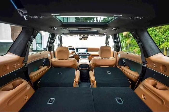 Về chỗ ngồi, Hyundai cung cấp tùy chọn 7, 8 hoặc 9 chỗ ngồi trên 3 hàng ghế. Hai ghế hàng thứ 2 riêng biệt của bản 7 chỗ có chức năng gập điện, trượt, ngả và tùy chọn mát-xa, với tính năng nghiêng ra sau. Hàng ghế thứ 3 cũng có thể trượt về phía trước, tạo ra sức chứa cốp xe lên tới 615 lít. Người lái có thể điều chỉnh vị trí và góc của hàng ghế thứ 2 và thứ 3 từ màn hình thông tin giải trí.
