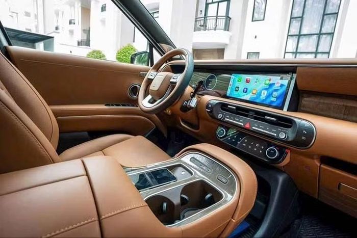 Nội thất của xe cũng đã đượclàm mới hoàn toàn. Palisade 2026 có màn hình kép 12,3 inch nằm gọn trong bảng điều khiển, vẫn có nhiều nút bấm vật lý. Đó là các nút điều hòa, nút âm thanh/radio, cùng phím tắt đến một số chức năng nhất định. Cần số đã được di chuyển từ bảng điều khiển trung tâm sang cột vô lăng.