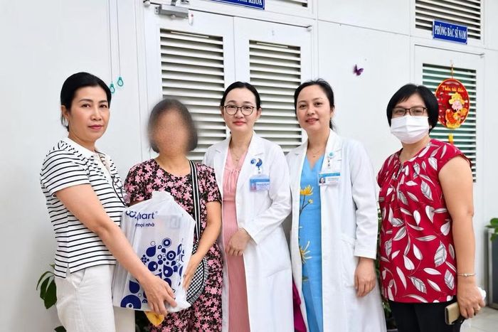 Bệnh nhân hồi phục chụp ảnh cùng các bác sĩ - Ảnh BVCC