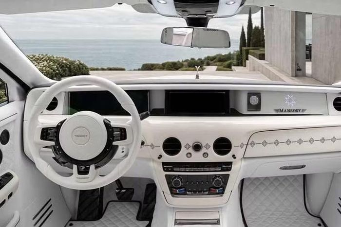Không gian nội thất tiếp tục là khu vực được Mansory đầu tư nhiều nhất. Toàn bộ ghế ngồi được bọc da màu trắng với họa tiết quả trám, kết hợp các đường chỉ và viền màu đen để tạo điểm nhấn.