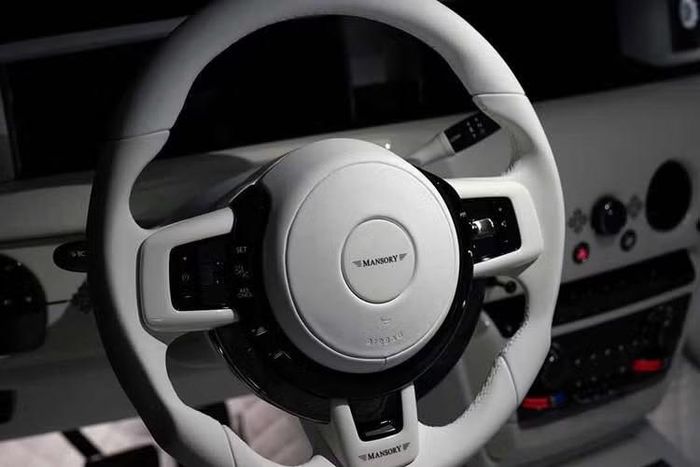 Nhìn tổng thể, khoang lái vẫn giữ được sự sang trọng vốn có của Rolls-Royce nhưng được bổ sung nhiều chi tiết mang dấu ấn cá nhân hóa theo phong cách của Mansory. Khác với nhiều bản độ hiệu suất cao, Mansory không công bố bất kỳ thay đổi nào đối với hệ truyền động của Phantom Pearl.