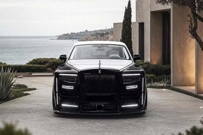 Phong cách độ này cũng là hướng nâng cấp quen thuộc của Mansory trên các dòng xe siêu sang, ưu tiên tạo nên một diện mạo khác biệt để chiếc xe nổi bật hơn so với phiên bản nguyên bản của nhà sản xuất. Mức giá xe Rolls-Royce Phantom 2026 độ Mansory Pearl vãn chưa được công bố.