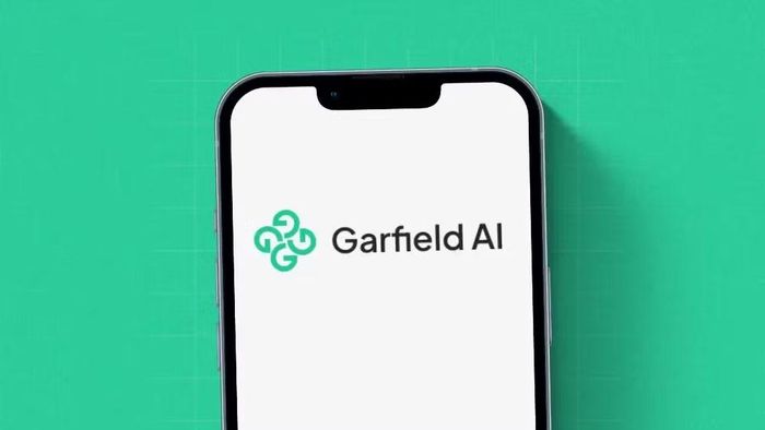 Điểm khác biệt lớn của Garfield AI so với các chatbot AI thông thường là hệ thống này được phát triển chuyên biệt cho lĩnh vực pháp lý, kết hợp giữa các chuyên gia luật và kỹ sư công nghệ, đồng thời hoạt động dưới sự quản lý của Cơ quan Quản lý Luật sư Anh (SRA), giúp hạn chế hoàn toàn hiện tượng "ảo giác AI" - lỗi khiến chatbot tự bịa ra điều luật hoặc án lệ không tồn tại.