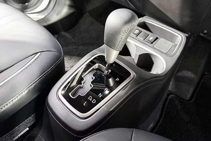 Ngoài ra, phiên bản này còn được bổ sung hệ thống cảnh báo va chạm trước kèm hỗ trợ phanh (FCM-LS) và tính năng giảm công suất động cơ khi đạp ga đột ngột (RMS-Forward).