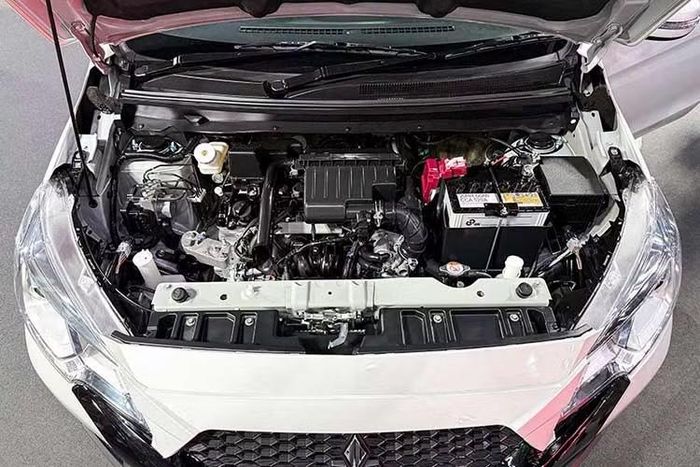 Bên dưới nắp ca-pô, Attrage 2026 tiếp tục sử dụng động cơ xăng 1.2L 3 xi-lanh mã 3A92, dung tích 1.193 cc, cho công suất tối đa 78 mã lực tại 6.000 vòng/phút và mô-men xoắn cực đại 100 Nm tại 4.000 vòng/phút, kết hợp hộp số tự động INVECS III-CVT.