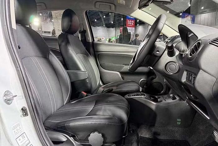 Một nâng cấp đáng chú ý khác là việc Mitsubishi trang bị hệ thống hỗ trợ lái nâng cao ADAS ngay từ phiên bản tiêu chuẩn Active, bao gồm cảnh báo va chạm phía trước (FCW) và cảnh báo chệch làn đường (LDW).