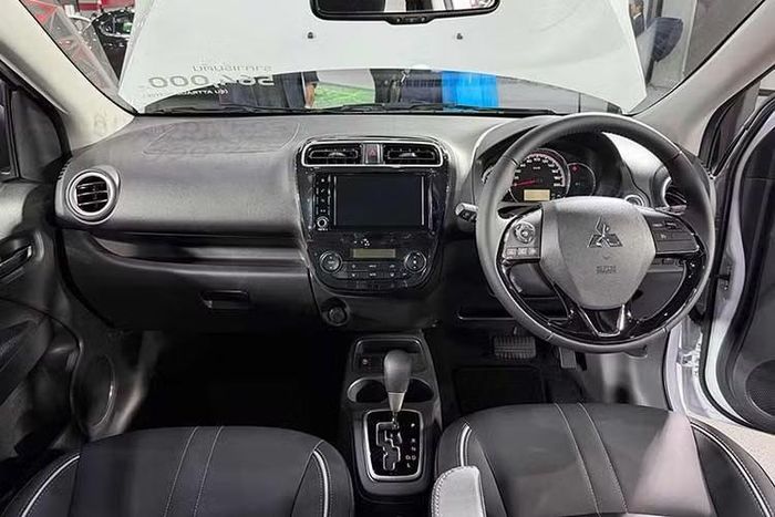 Về nội thất, Mitsubishi Attrage 2026 sở hữu cấu hình 5 chỗ ngồi với ghế bọc da, các chi tiết bên trong cũng được làm mới, nhưng không thay đổi quá nhiều. Xe có màn hình giải trí cảm ứng 7 inch, hỗ trợ Apple CarPlay và Android Auto, đi kèm hệ thống định vị và dàn âm thanh 4 loa.