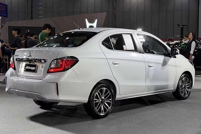Về thiết kế, điểm thay đổi dễ nhận thấy nhất nằm ở phần đầu xe với lưới tản nhiệt mới, mang lại diện mạo hiện đại và cứng cáp hơn so với phiên bản cũ. Tổng thể thân xe vẫn giữ kiểu dáng nhỏ gọn quen thuộc, phù hợp với nhu cầu di chuyển đô thị.