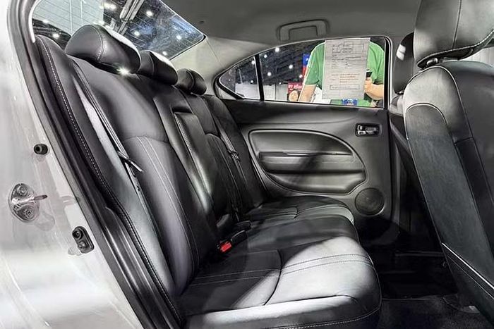 Bên cạnh đó, xe vẫn duy trì các tính năng an toàn cơ bản như ABS, EBD, BA, cân bằng điện tử ASC, kiểm soát lực kéo TCL, hỗ trợ khởi hành ngang dốc HSA, cùng 2 túi khí và ISOFIX.
