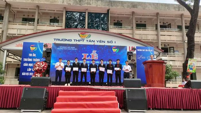 Em Nguyễn Khắc Công cùng các bạn trong lễ tuyên dương học sinh giỏi cấp tỉnh. Ảnh: NVCC.