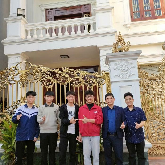 Em Nguyễn Khắc Công (áo đỏ) chụp ảnh với thầy giáo và các bạn. Ảnh: NVCC.