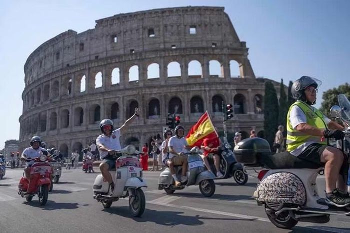 Trong suốt nhiều ngày diễn ra sự kiện, hàng nghìn chiếc Vespa liên tục xuất hiện trên các tuyến phố trung tâm Rome, biến thành phố trở thành sân khấu sống động của một biểu tượng đã đồng hành cùng nhiều thế hệ.