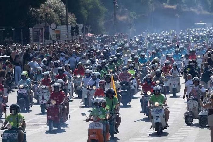 Một khung cảnh chưa từng có đã diễn ra tại trái tim nước Ý khi 25.000 chiếc Vespa từ 67 quốc gia cùng hội tụ và lăn bánh qua trung tâm thành phố Rome. Sự kiện không chỉ đánh dấu cuộc diễu hành Vespa có quy mô lớn nhất trong lịch sử mà còn là màn tôn vinh đầy cảm xúc dành cho một biểu tượng toàn cầu của phong cách, sự thanh lịch và tinh thần đổi mới.