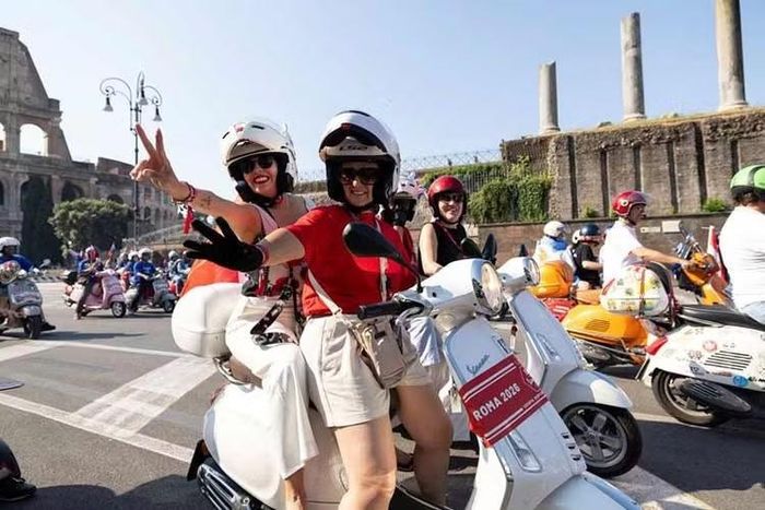 Khởi hành từ quần thể di tích Terme di Caracalla, đoàn xe hùng hậu lần lượt đi qua những biểu tượng nổi tiếng của Thủ đô Rome như Đấu trường Colosseum, Quảng trường Piazza Venezia, Đài tưởng niệm Altare della Patria trước khi tiếp tục hành trình dọc theo đại lộ Fori Imperiali.