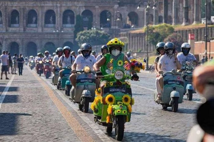 Khu trưng bày bộ sưu tập những mẫu Vespa lịch sử quý hiếm đến từ Bảo tàng Piaggio, cùng loạt sản phẩm Vespa hiện hành đang được phân phối trên toàn cầu. Song song đó, Vespa Store cũng giới thiệu Bộ sưu tập Kỷ niệm 80 năm Vespa cùng nhiều sản phẩm và quà lưu niệm độc quyền, mang đến trải nghiệm mua sắm dành riêng cho những yêu Vespa.