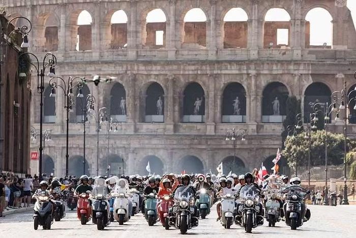 Không khí Đại lễ kỷ niệm 80 năm Vespa – biểu tượng bất hủ của nước Ý – đang diễn ra sôi động trên khắp thành phố Rome, với tâm điểm là Vespa Village (Thị trấn Vespa) tại khu phức hợp Foro Italico. Cộng đồng yêu Vespa (Vespisti) từ khắp nơi trên thế giới đã cùng hội tụ và tham gia chuỗi hoạt động trải nghiệm, giao lưu, tranh tài và đặc biệt là cuộc đại diễu hành lớn nhất trong lịch sử.