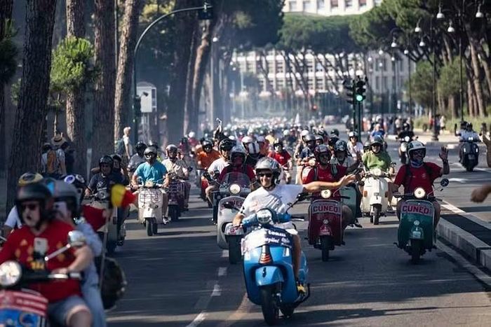 Từ 67 quốc gia trên thế giới, những người yêu Vespa đã cùng chính chiếc xe của mình đến Rome để tham gia hành trình kỷ niệm cột mốc 80 năm của thương hiệu. Trước đó, từ ngày 26/06, lễ hội đã chính thức khởi động với bầu không khí náo nhiệt hơn bao giờ hết, thu hút hàng nghìn du khách và người hâm mộ đến tham quan tại Thị trấn Vespa thuộc khu phức hợp Foro Italico.