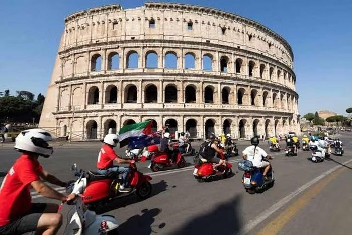 Bên cạnh cuộc đại diễu hành lịch sử, “VESPA ROMA 2026 – 80 NĂM MỘT BIỂU TƯỢNG” còn mang đến chuỗi hoạt động trải nghiệm phong phú, biến Vespa Village thành điểm hẹn của cộng đồng yêu Vespa trên toàn thế giới. Tại đây, người hâm mộ được hòa mình vào không gian lễ hội với các chương trình âm nhạc, triển lãm ảnh đặc sắc...